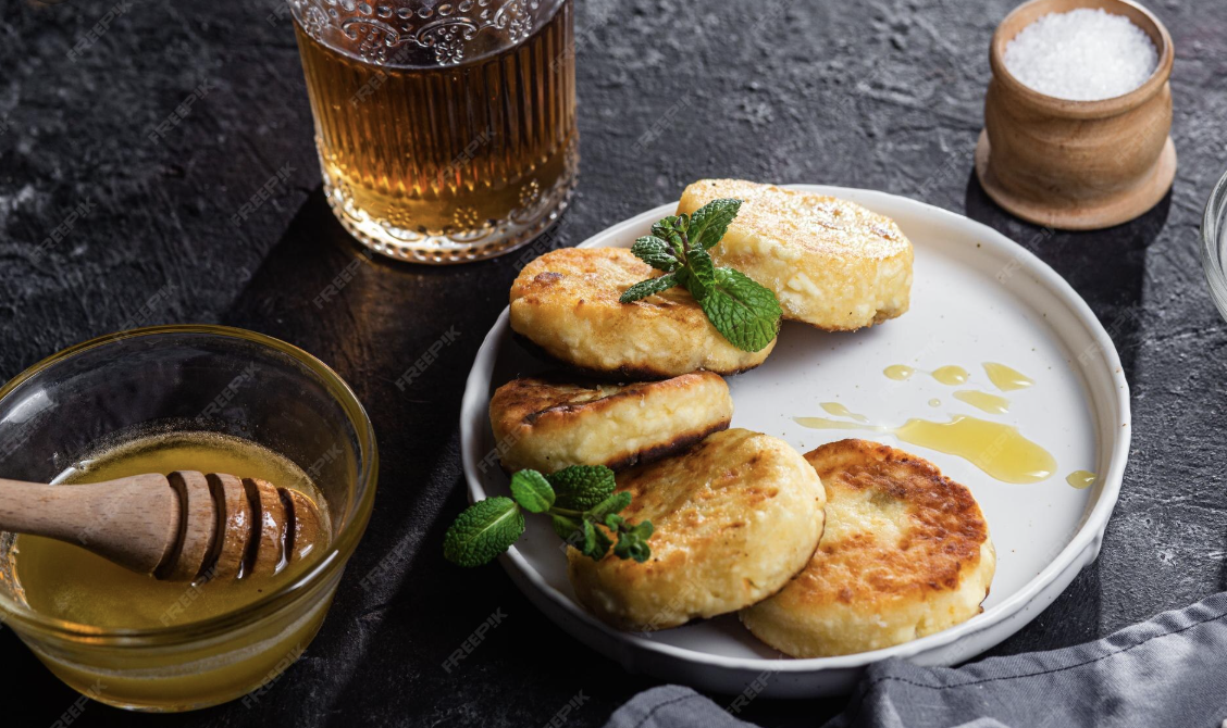 Сырники из козьего творога с мёдом и тимьяном